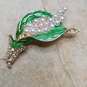 Green Enamel Flower Brooch with Pearls And Rhinestones